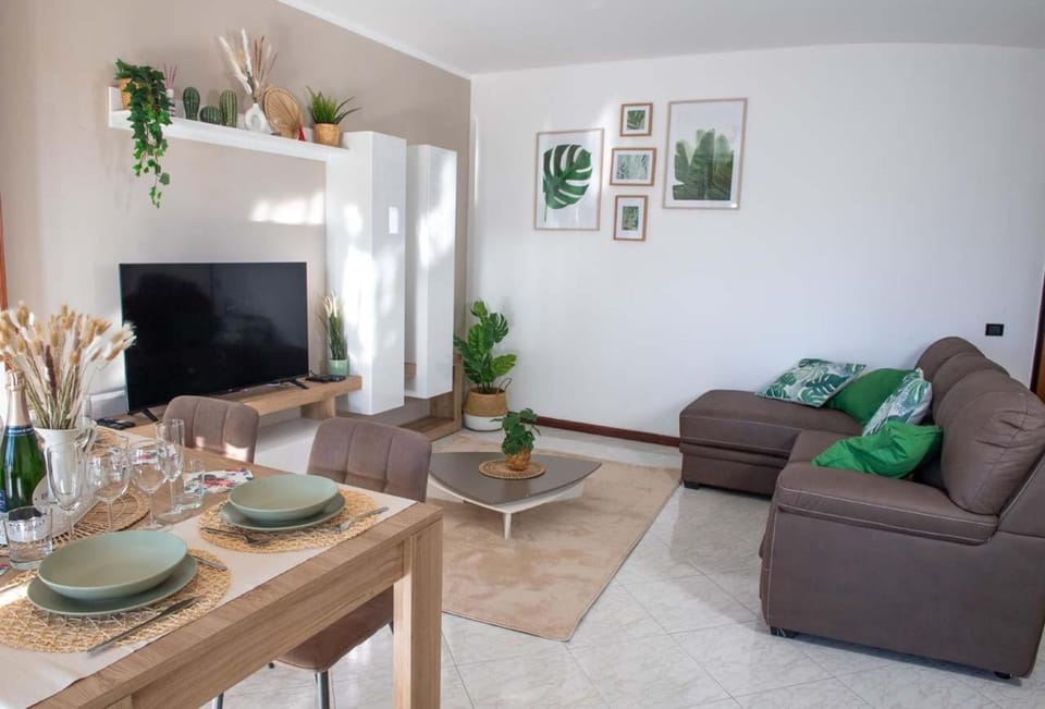 TV and multimedia, Living room, Seating area, Evening entertainment