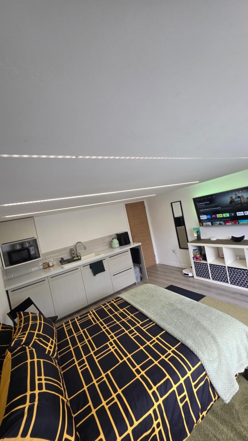 Converted garage ensuite Apartment in Bristol