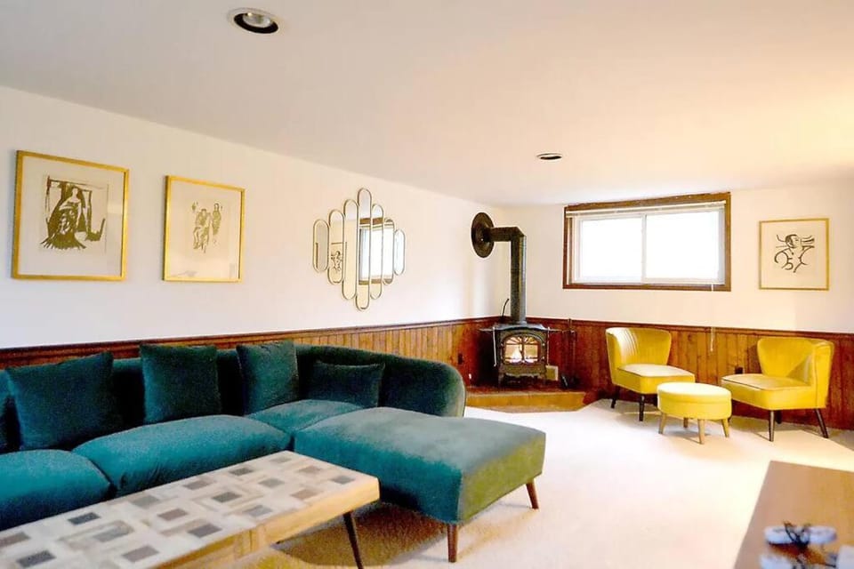 TV and multimedia, Living room, Decorative detail, Seating area, Evening entertainment, flat iron, hair dresser