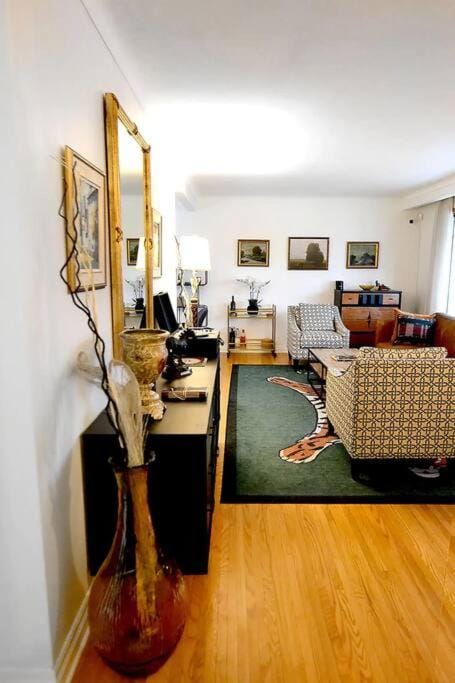 Communal lounge/ TV room, TV and multimedia, Living room, Lounge or bar, Decorative detail, Seating area, hair dresser