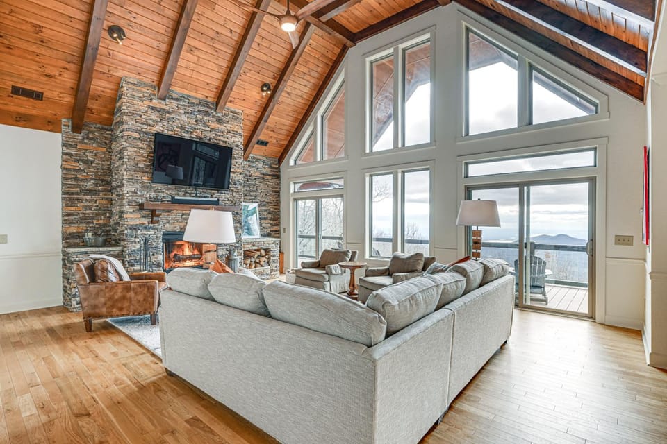 Sapphire Mountaintop Cabin w/ Views & 2 Decks Cabin in Tennessee