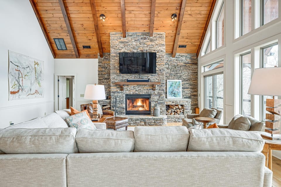 Sapphire Mountaintop Cabin w/ Views & 2 Decks Cabin in Tennessee