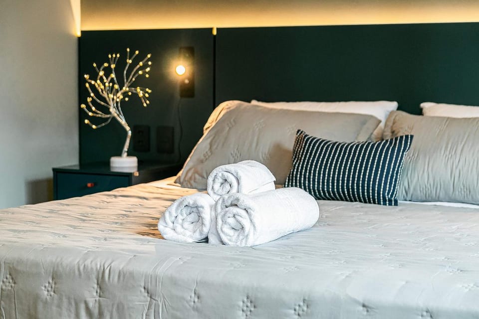 Bed, towels