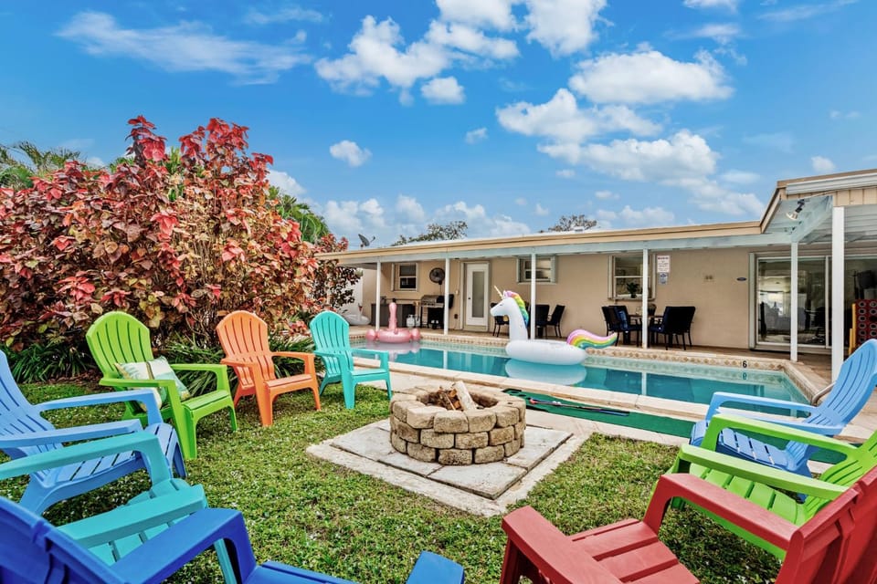 Property building, Patio, Day, Pool view, Swimming pool, group of guests, Family, sunbed
