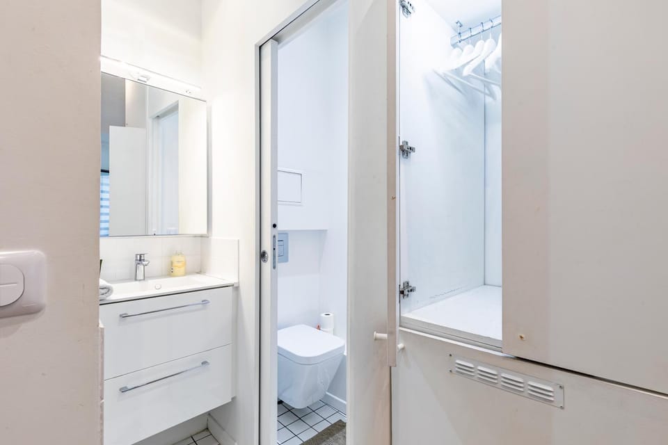 Shower, Toilet, storage, towels