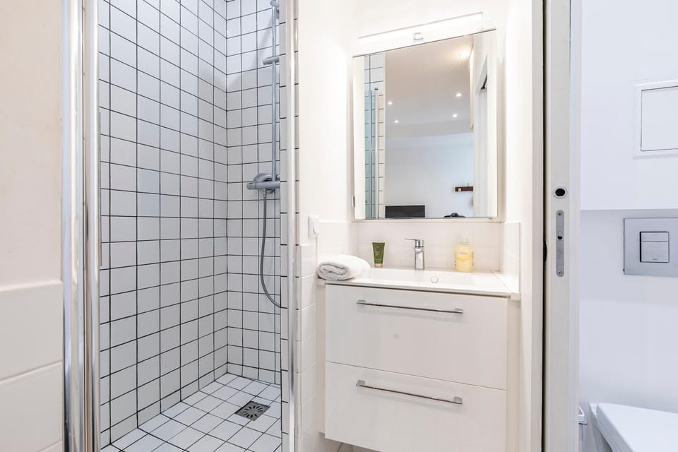 Shower, Toilet, Bathroom, heating, towels