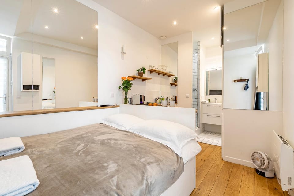 Photo of the whole room, Bedroom, towels