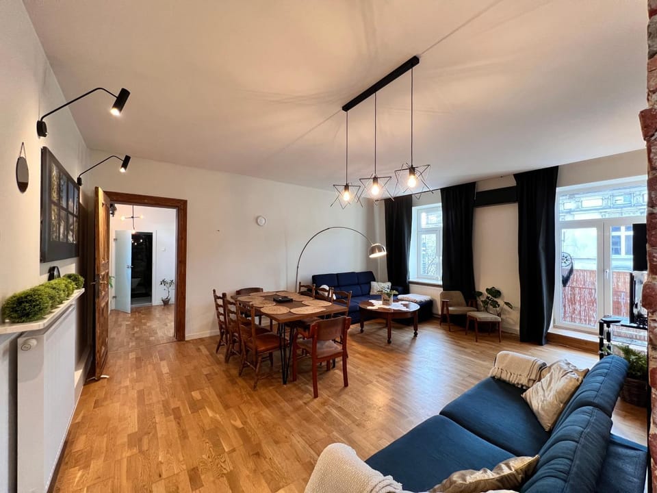 TV and multimedia, Living room, Seating area, Dining area