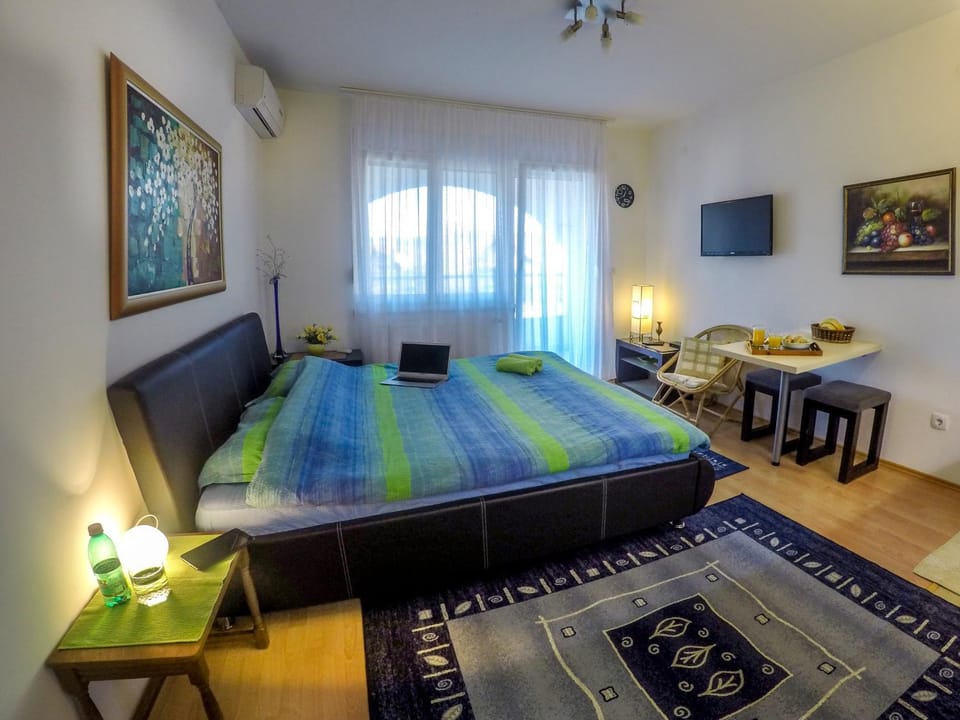 Bed, Day, Living room, Photo of the whole room, Decorative detail, Dining area, Bedroom, Non alcoholic drinks, Non alcoholic drinks
