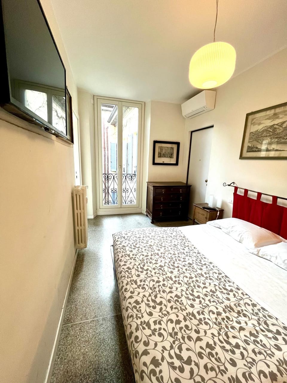 Bed, TV and multimedia, Photo of the whole room, Bedroom