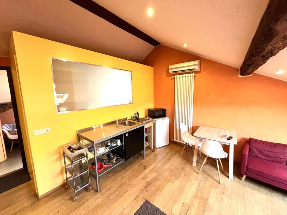 TV and multimedia, Kitchen or kitchenette, Living room, Seating area, Dining area, hair dresser, air conditioner