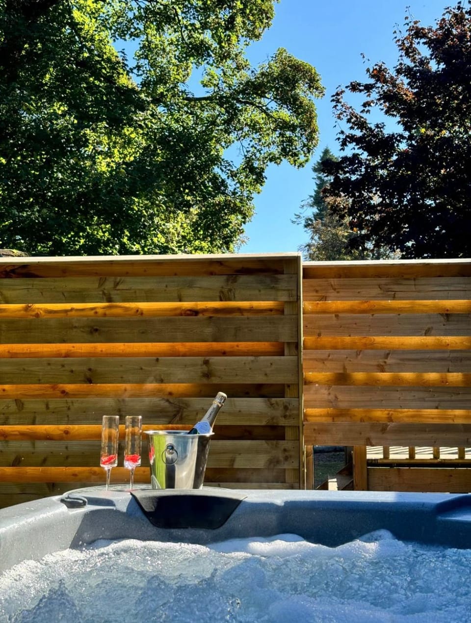 Hot Tub, Seating area