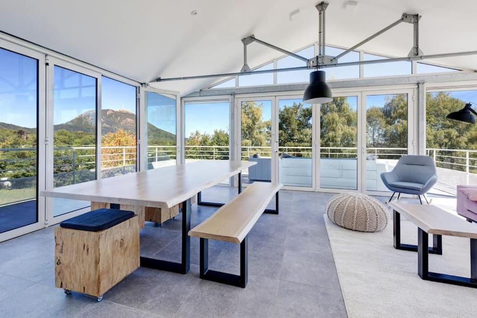 View (from property/room), Living room, Banquet/Function facilities, Meeting/conference room, Mountain view