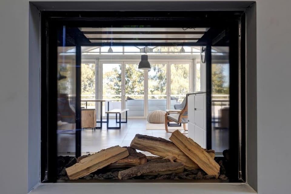 Seating area, fireplace