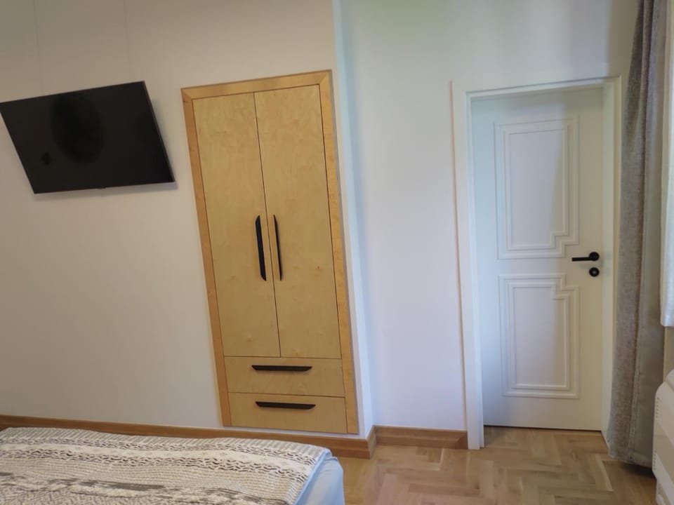 Bed, TV and multimedia, Photo of the whole room, Bedroom, wardrobe