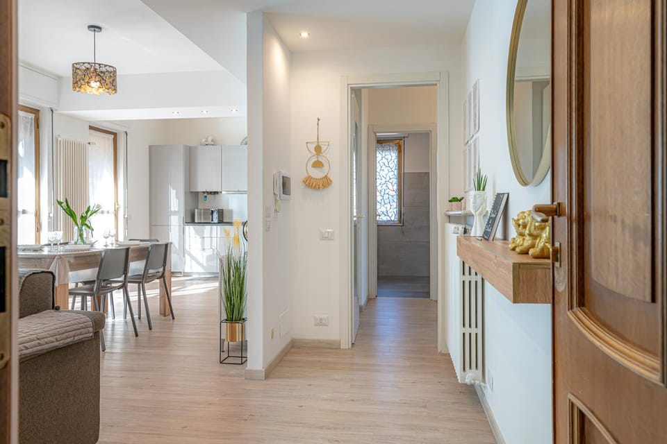 People, Bird's eye view, Summer, Living room, Seating area, Guests, group of guests, hair dresser, internet, locker