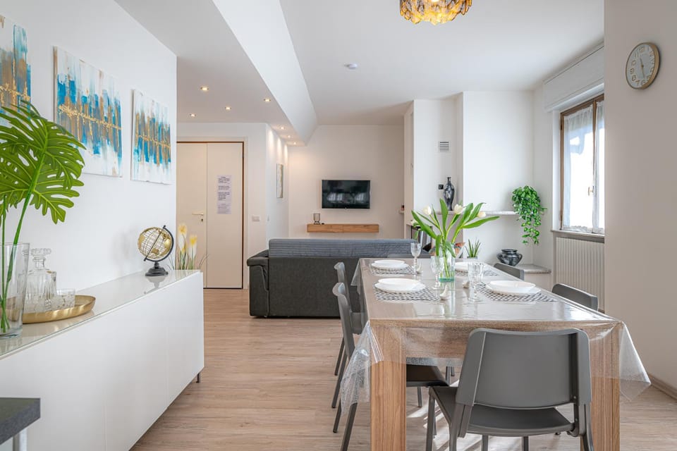 TV and multimedia, Living room, Seating area, Dining area
