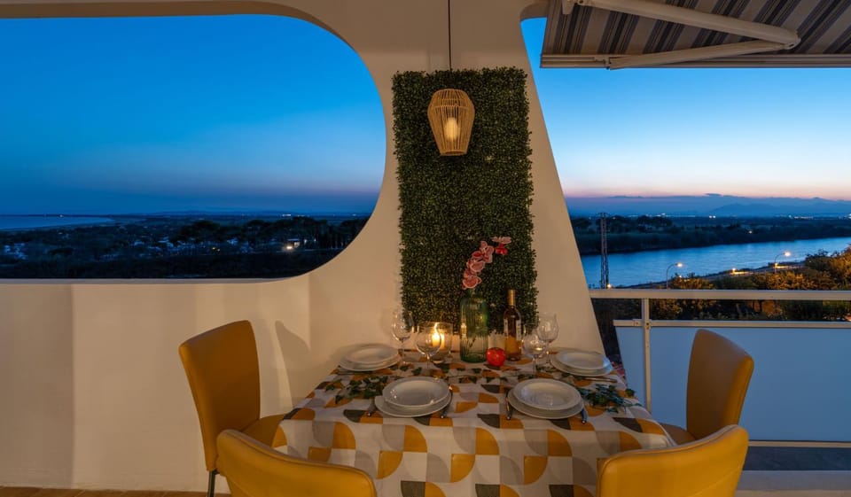 Natural landscape, View (from property/room), Balcony/Terrace, Food and drinks, Dining area, Food, Sea view
