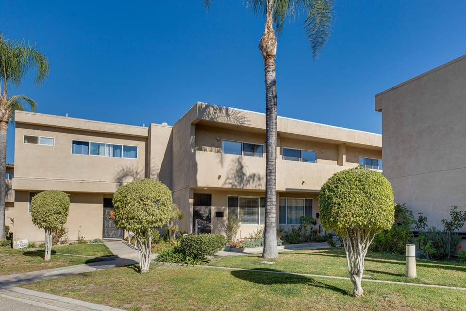 Los Angeles Townhome: Off-Street Parking & Balcony House in North Hollywood