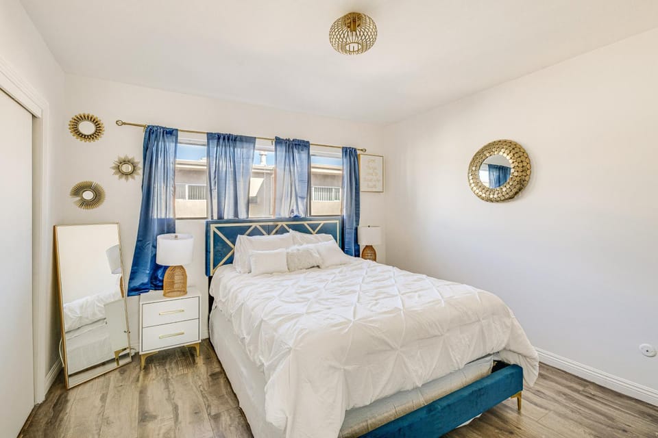 Los Angeles Townhome: Off-Street Parking & Balcony House in North Hollywood