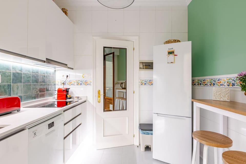 Coffee/tea facilities, Kitchen or kitchenette, Inner courtyard view, dishwasher, internet, microwave, oven, stove, toaster
