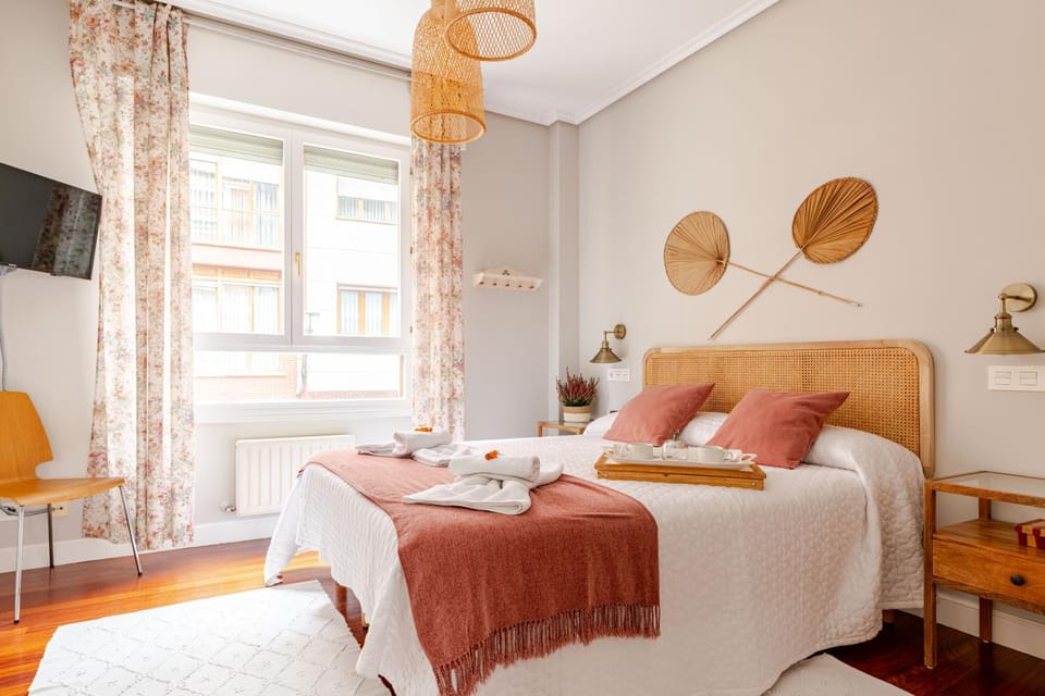Bed, TV and multimedia, Photo of the whole room, Bedroom, City view, Quiet street view