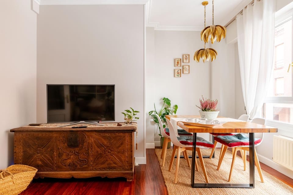 Communal lounge/ TV room, Off site, TV and multimedia, Living room, Seating area, Dining area, City view, City view