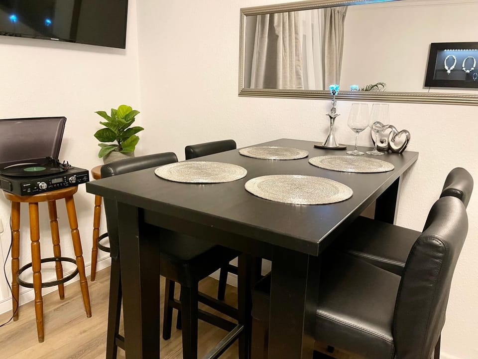 Seating area, Dining area