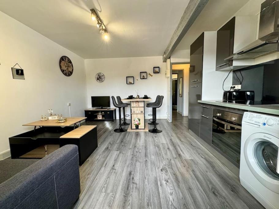 Kitchen or kitchenette, Living room, Seating area, dishwasher, minibar, pet friendly, stove, toaster, washing machine