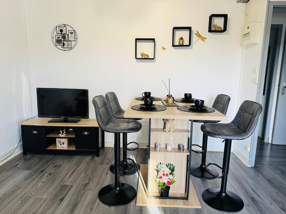 TV and multimedia, Living room, Dining area