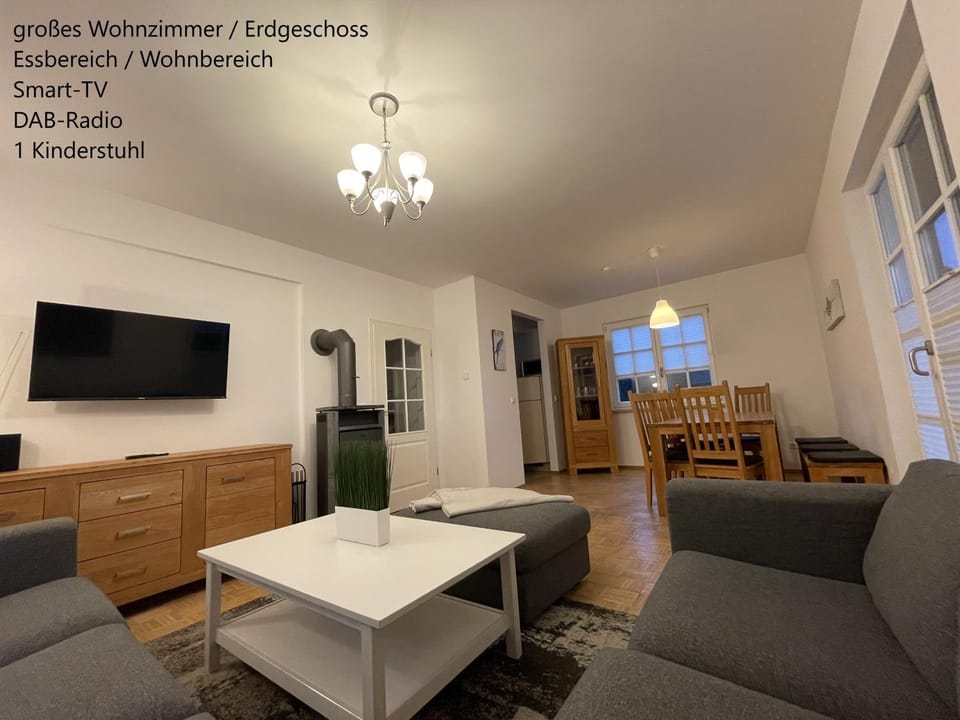 TV and multimedia, Living room, Seating area, Dining area