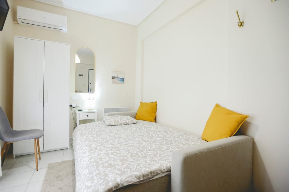Bed, Photo of the whole room, Seating area, Bedroom, air conditioner