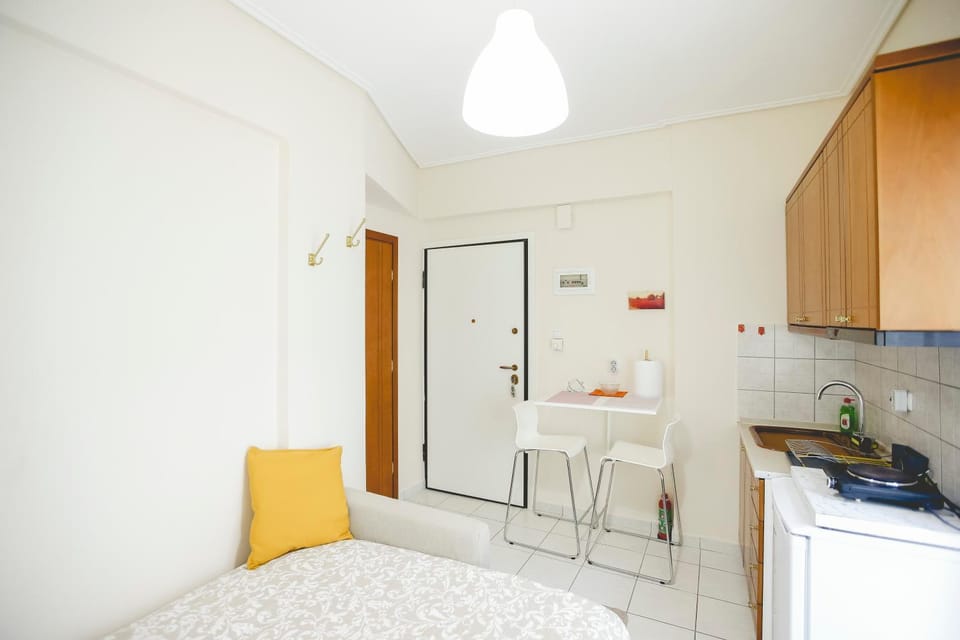Bed, Photo of the whole room, Dining area, Bedroom, stove