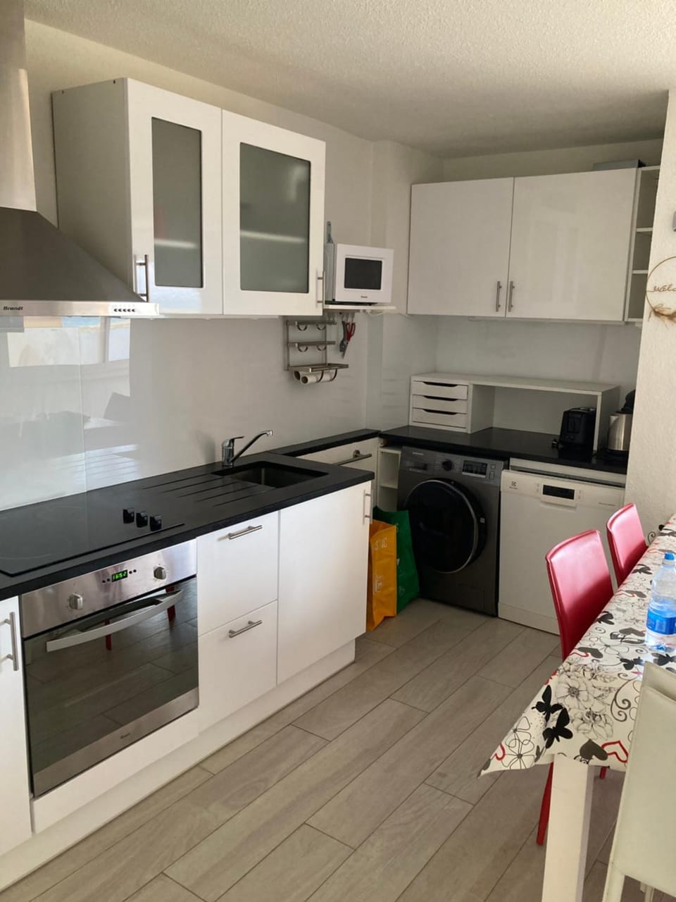 Kitchen or kitchenette, Dining area, dishwasher, minibar, oven, pet friendly, stove