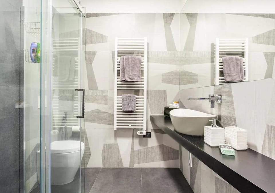 Shower, Toilet, Bathroom, towels