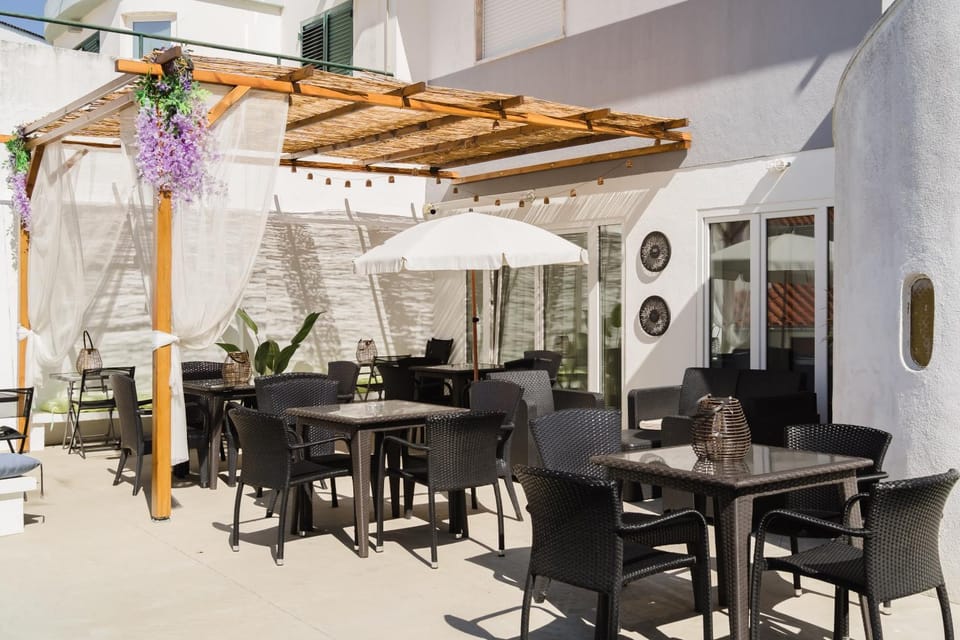 Property building, Garden, Balcony/Terrace, Garden view, Swimming pool, Inner courtyard view, internet