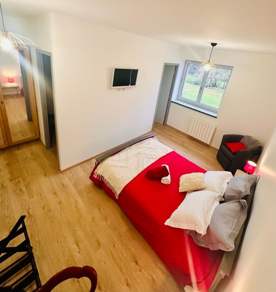 Bed, TV and multimedia, Photo of the whole room, Bedroom