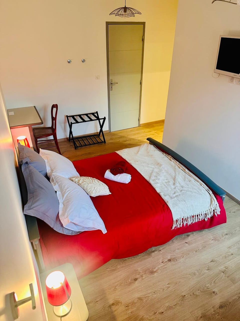 Bed, TV and multimedia, Photo of the whole room, Bedroom