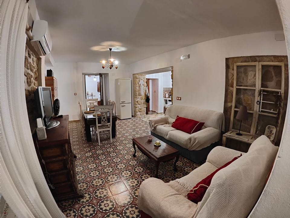 TV and multimedia, Living room, Seating area, Dining area