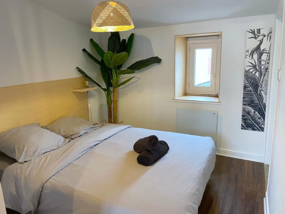 Bed, Photo of the whole room, Bedroom, towels