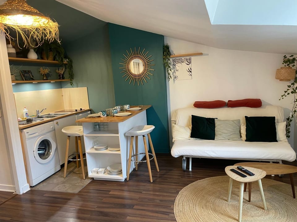 Kitchen or kitchenette, Seating area, Dining area, stove