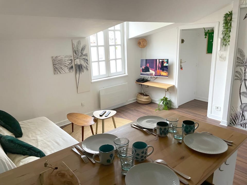 TV and multimedia, Living room, Seating area, Dining area