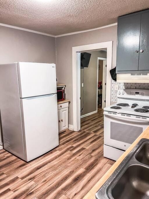 'Queen of the Turf' Walk to Oaklawn Racing and Gaming House in Hot Springs