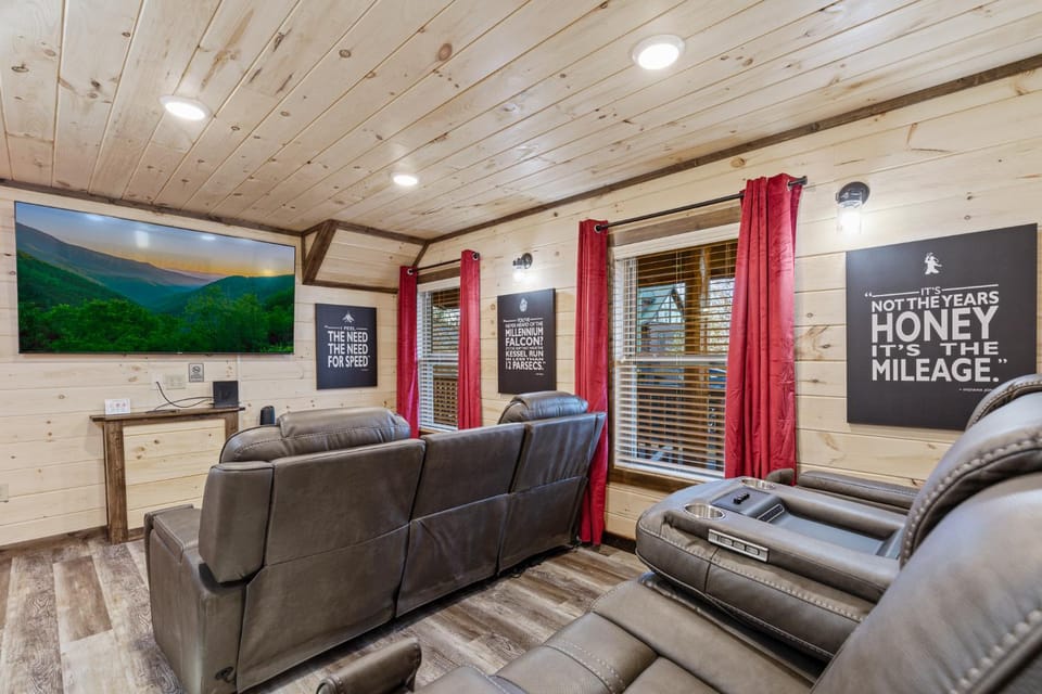 New Luxe Cabin-Great Views, Pool, Hot Tub, Theater Cabin in Gatlinburg
