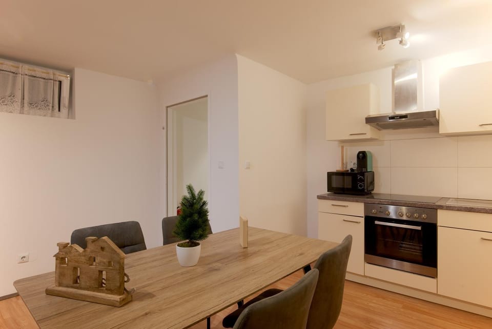 Kitchen or kitchenette, Dining area, minibar, pet friendly, stove