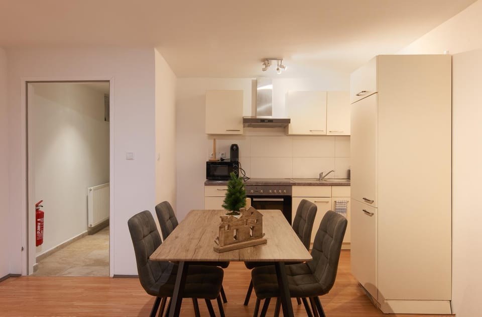 Kitchen or kitchenette, Dining area, minibar, pet friendly, stove