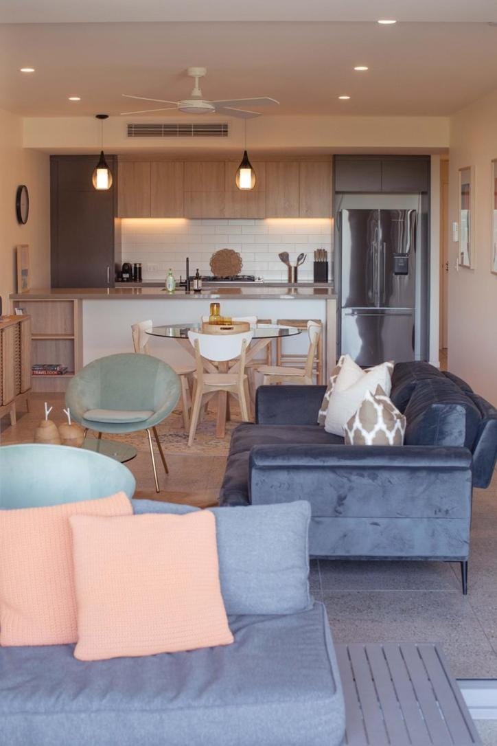Kitchen or kitchenette, Living room, Seating area, Dining area