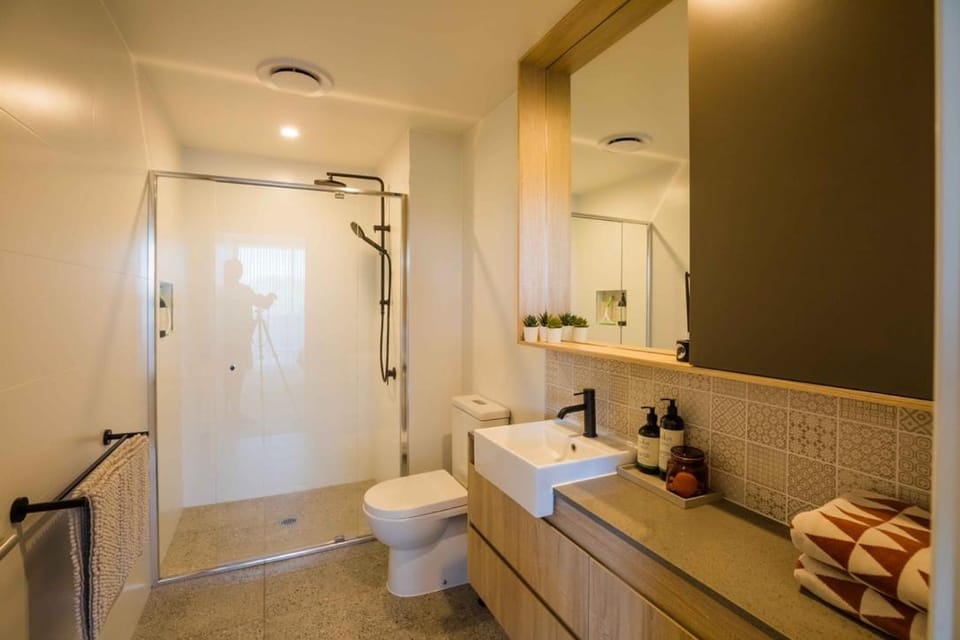 Shower, Toilet, Bathroom, towels