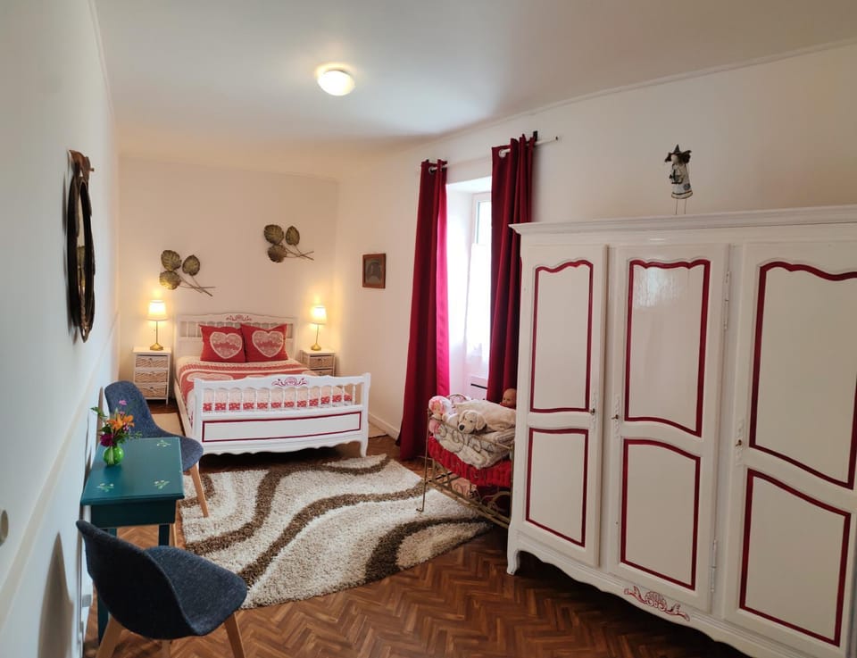 Gîte 4 personnes 4 étoiles proche cure thermale, Futuroscope, calme et nature à La Roche Posay House in Centre-Val de Loire