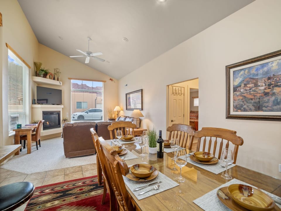 TV and multimedia, Seating area, Dining area, fireplace